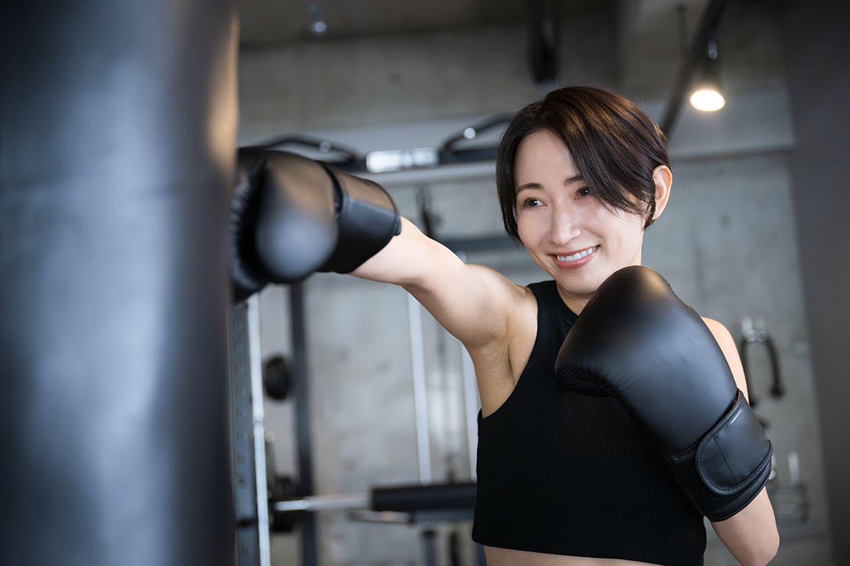 Woman boxing at the gym